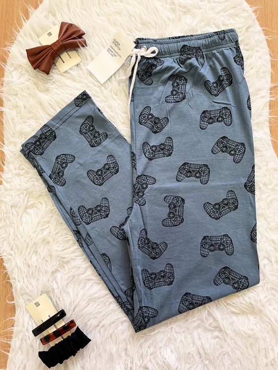 شلوار راسته زمینه آبی نفتی با طرح گیم پد مشکی