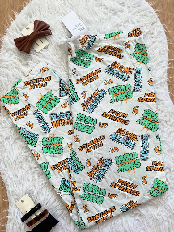 شلوار راسته زمینه کرمی با طرح متن رنگی