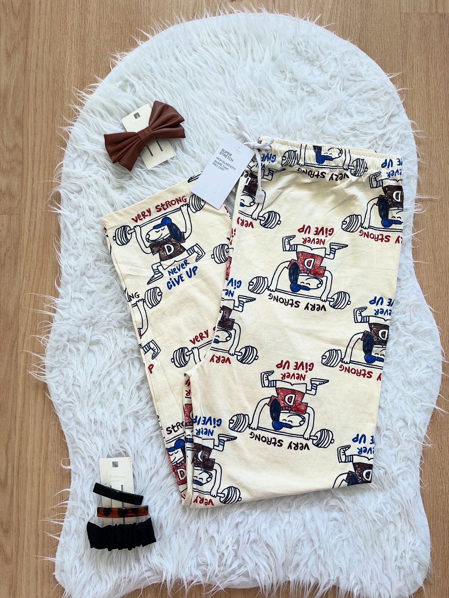 شلوار زمینه کرمی با طرح وزنه بردار