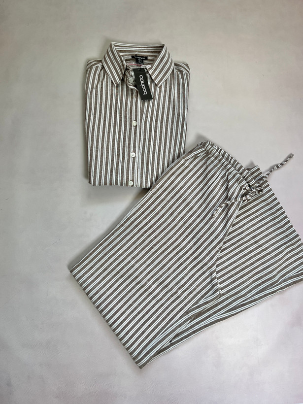 ست شومیز شلوار راهراه نسکافه ای و سفید، جنس نخ و پلیاستر، برند Boohoo