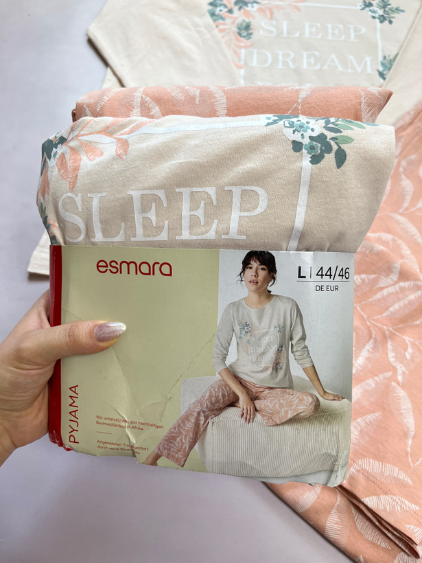 پیژامه زنانه برند اسمارا (Esmara) – آستین بلند طرح “Sleep Dream Relax” – شلوار گلدار صورتی